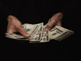 Investir em dólar vale a pena entendendo quando protege e quando atrapalha