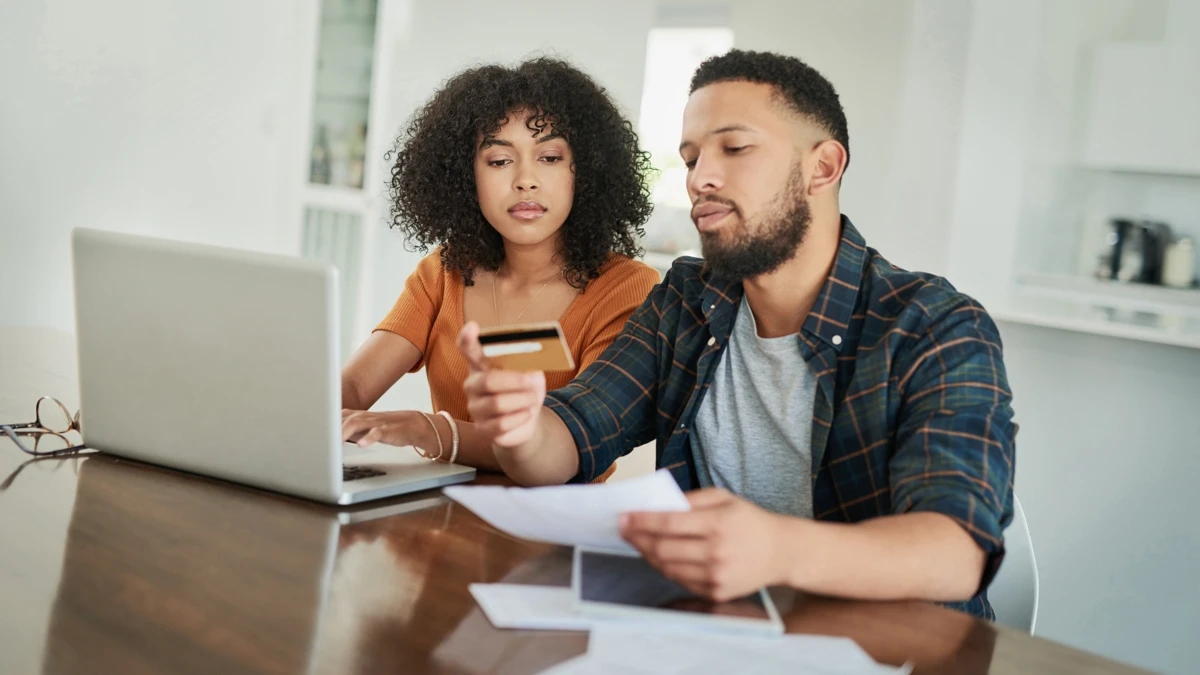 Dívida caduca no cartão de crédito, mas o débito some mesmo