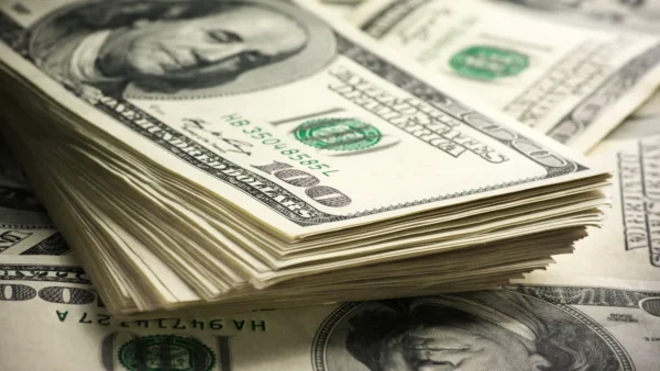 Onde e como comprar dólar com segurança e menos custos