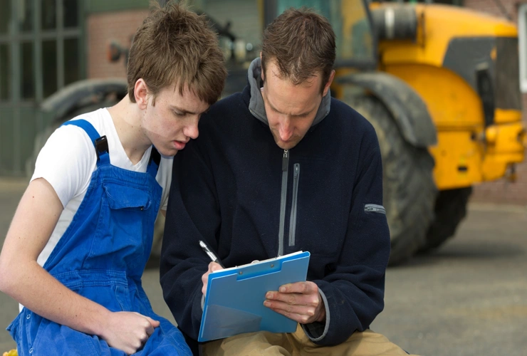 O que é auxiliar de produção e por que esse cargo é essencial nas fábricas