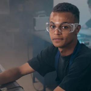 O que é auxiliar de produção e qual é seu papel na indústria