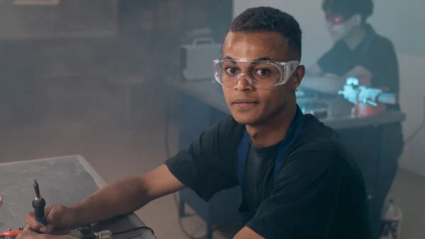 O que é auxiliar de produção e qual é seu papel na indústria